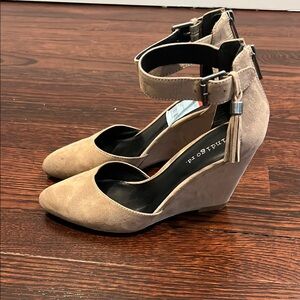 Indigo Rd. beige wedge